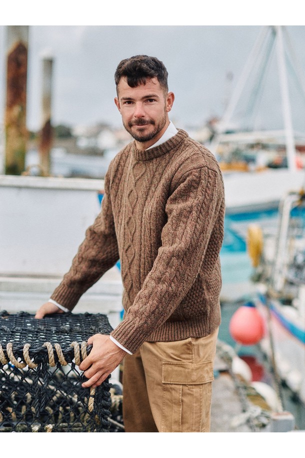 셔틀랜드울 아란 포켓 스웨터 - 모스 브라운은 클래식과 베이직 스타일을 추구하는 남성을 위한 겨울, 가을용 상의입니다. 두꺼운 두께감과 뻣뻣한 촉감, 보온 및 방풍 기능을 갖춘 이 스웨터는 일상과 출근룩, 모임룩에 적합합니다. 17세기 전통 편직 기법을 보존하여 제작되었으며, 전통적인 아란 니트 패턴과 포켓 디테일이 특징입니다. 링킹 기법으로 마감되었고, 아시아 체형에 맞는 사이즈로 제작되어 편안한 착용감을 선사합니다. 라운드넥, 긴소매, 레귤러핏의 레귤러 기장으로 디자인되었습니다.
