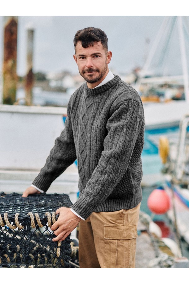 **[상품명: 셔틀랜드울 아란 포켓 스웨터 - 그레이]**

부드러운 촉감의 셔틀랜드울 소재로 제작된 아란 패턴의 포켓 스웨터입니다. 클래식한 무드의 이 스웨터는 가을과 겨울에 따뜻하게 착용하기 좋으며, 두꺼운 두께감으로 포근함을 더합니다. 긴 소매와 라운드넥 디자인으로 어떤 스타일에도 잘 어울리며, 입체적인 질감과 벌키한 짜임이 특징입니다. 전통적인 피셔맨 스타일을 현대적으로 재해석하여, 일상에서 편안하게 즐길 수 있는 아이템입니다. 그레이, 모스, 브라운, 라이트 그레이 등 다양한 컬러로 만나보세요.
