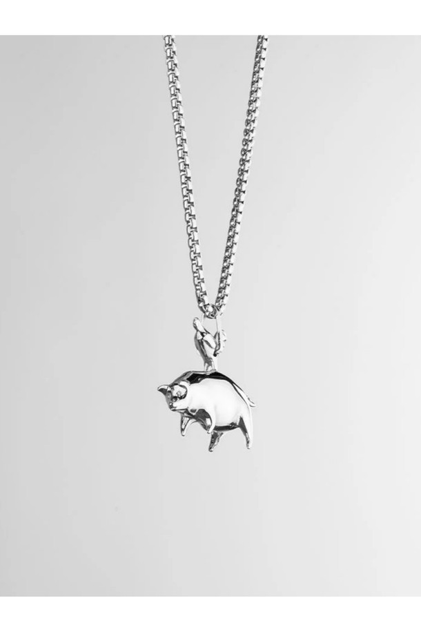 실버 색상의 펜던트 목걸이로, 미니멀, 클래식, 캐주얼한 스타일을 즐기는 분들께 추천합니다. 316L 스테인리스스틸 소재로 제작되어 일상생활뿐만 아니라 수상 스포츠 활동에도 적합하며, 내식성, 내구성, 내염성을 갖춰 변색 걱정 없이 착용할 수 있습니다. 60cm 길이의 체인에 브랜드 레터링 로고 펜던트가 더해져 세련된 포인트를 주며, 단독으로 착용하거나 다른 액세서리와 함께 레이어드하여 개성 있는 연출이 가능합니다. 고급스러운 우드 케이스 패키징으로 소장 가치를 높여 여행룩에 특별함을 더하세요.
