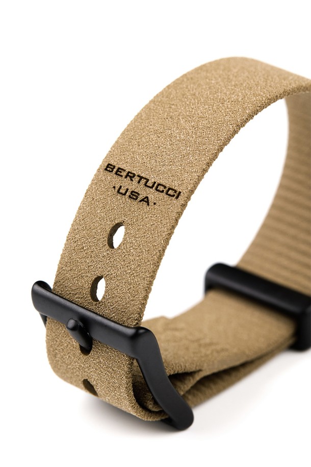 Tridura(트리듀라) 나토밴드 22mm 코요테는 극한 환경에서도 든든한 내구성을 자랑하는 시계 밴드입니다. 코요테 컬러의 세련된 디자인은 여행룩, 휴가룩, 캠핑룩 등 다양한 TPO(Time, Place, Occasion)에 완벽하게 어울립니다. 22mm 밴드 폭과 280mm 길이로 제작되었으며, 군용 스펙 버클과 조절 가능한 키퍼 루프로 안정적인 착용감을 제공합니다. 초경량 16.4g의 무게는 인체공학적 설계를 통해 장시간 착용에도 편안함을 선사하며, 방수, 방청, 야광 기능을 갖춰 전문가용, 아웃도어 활동, 해양 활동, 다이빙, 구조 활동 등 폭넓게 활용 가능합니다. 고프코어, 스포티, 워크웨어 스타일을 즐기는 당신에게 최고의 선택이 될 것입니다.
