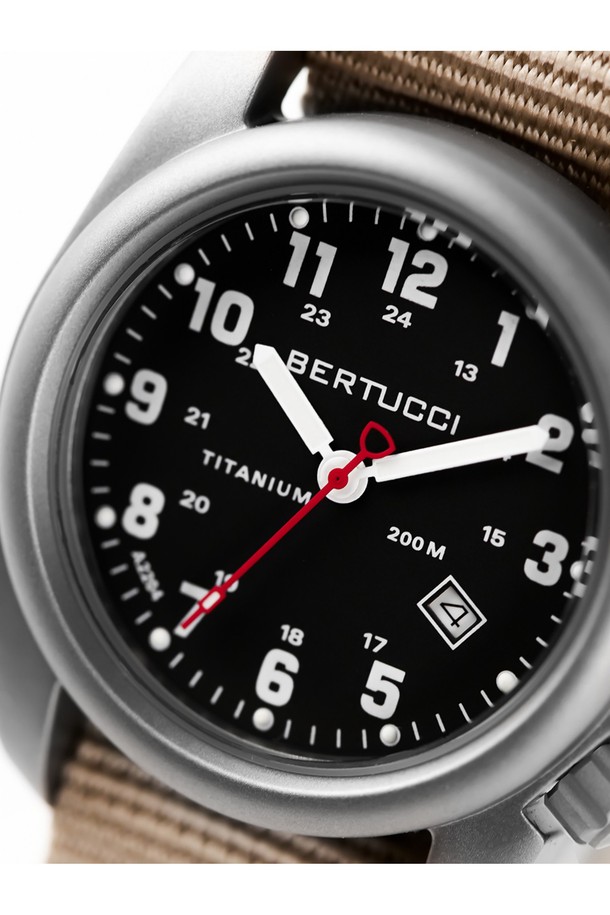 베르투치(Bertucci) A-2T 오리지널 클래식 티타늄 필드워치 12202는 남녀 모두 착용 가능한 시계입니다. 블랙과 베이지 컬러로 출시되었으며, 티타늄 소재를 사용하여 가볍고 내구성이 뛰어납니다. 아웃도어, 스포츠 활동은 물론 일상에서도 착용하기 좋으며, 30M, 50M, 200M 방수 기능과 야광, 내충격, 내스크래치 기능을 제공합니다. 밀리터리 및 클래식 스타일을 결합하여 여행룩, 미니멀, 워크웨어 스타일을 연출하기에 적합합니다. 인체공학적 디자인과 유니바디 구조, US 특허 디자인, 내열성, 내화학성, 내한성(-40°C) 등 극한 환경에서도 사용 가능한 시계입니다.
