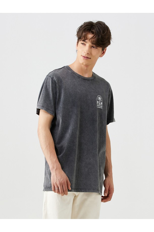 페세지 티셔츠 - 블랙 샌드 워시는 캘리포니아 해변의 야자수 프린팅과 "SEE YOU OUT THERE" 문구가 돋보이는 캐주얼 티셔츠입니다. 유기농 코튼 100% 소재로 제작되어 부드러운 촉감을 선사하며, 레귤러핏의 롱 기장으로 편안하게 착용할 수 있습니다. 라운드넥 디자인에 반소매, 블랙과 샌드 컬러 조합으로 다양한 스타일에 활용하기 좋으며, 백넥 테이프 특수 처리, 체인스티치 봉제, 프린트 나염 라벨 등의 섬세한 마감으로 완성도를 높였습니다.
