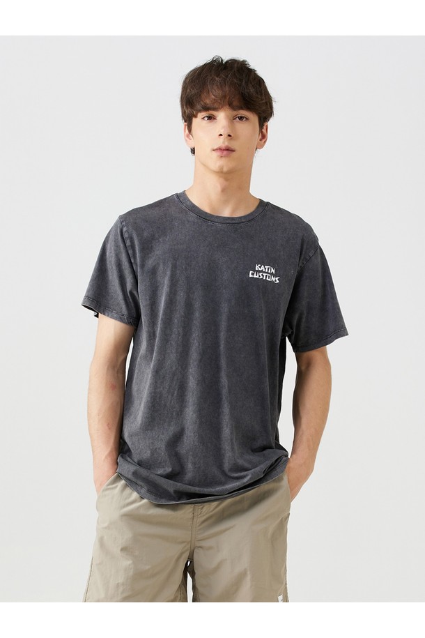 90년대 베니스 비치 타투 플래시 시트에서 영감을 받은 블랙 컬러의 베니스 티셔츠입니다. 오가닉 코튼 100% 소재로 제작되어 부드러운 촉감을 선사하며, 캐주얼하면서도 서핑 스타일을 연출합니다. 레귤러 핏에 반소매 기장으로, 일반 티셔츠보다 2-3cm 더 긴 기장과 어깨 체인스티치, 프린트 라벨, 등판 네크테이프 연장 디테일이 돋보입니다.
