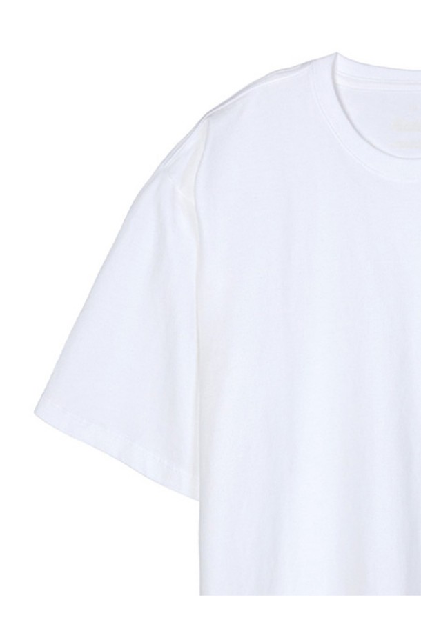 부드러운 촉감의 오가닉 코튼 100% 소재로 제작된 남녀 공용 박스핏 헤리티지 반팔 티셔츠입니다. 화이트 컬러의 무지 디자인으로, 베이직하고 캐주얼한 스타일을 연출하며 봄, 여름철 일상복으로 적합합니다. 라운드넥 디자인에 오버핏으로 편안하게 착용 가능합니다.
