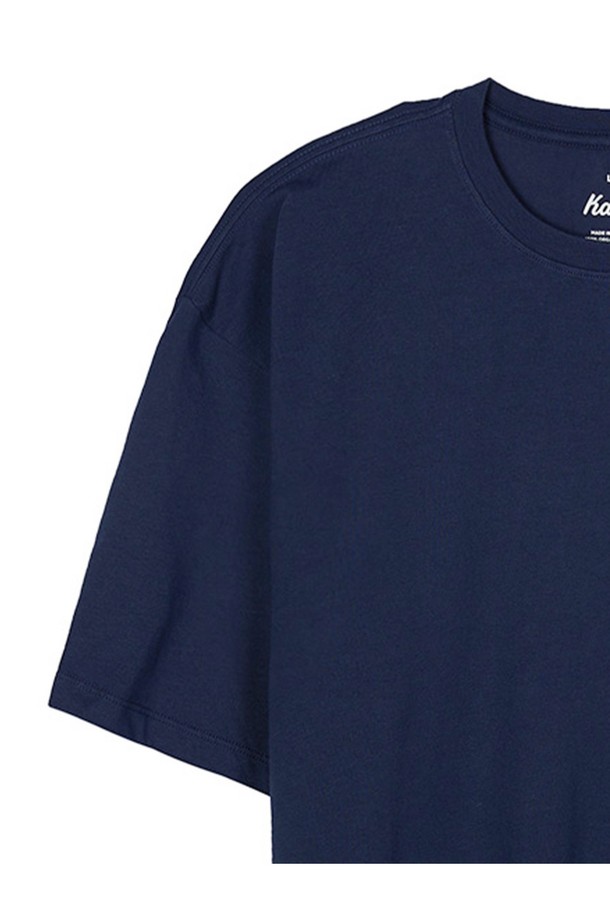 90년대 스타일의 오버사이즈 핏이 특징인 인디고 컬러 박스핏 헤리티지 반팔 티셔츠입니다. 100% 오가닉 코튼 소재와 커스텀 다잉 저지 원단을 사용하여 제작되었으며, 라운드넥 디자인의 캐주얼하고 베이직한 무드를 연출합니다. 봄, 여름철 일상복으로 적합한 남녀 공용 반팔 티셔츠입니다.
