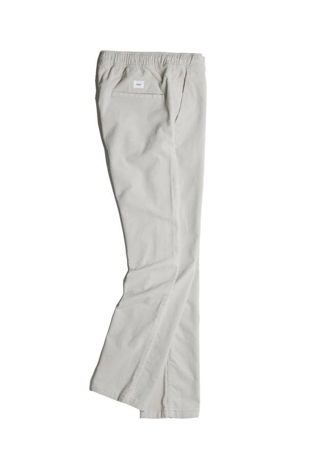 부드러운 아이보리 컬러의 파이프라인 코듀로이 팬츠는 가을, 겨울 시즌에 따뜻하고 편안하게 착용하기 좋습니다. 슬림 스트레이트 핏에 드로우스트링 허리 밴드로 편안함을 더했으며, 히든 포켓 라이닝과 바이어스 테이프 마감으로 디테일을 살렸습니다. 면과 스판덱스 혼방 소재에 골지 패턴이 더해진 두꺼운 코듀로이 원단으로 제작되어 캐주얼하면서도 베이직한 남성 스타일을 완성합니다.
