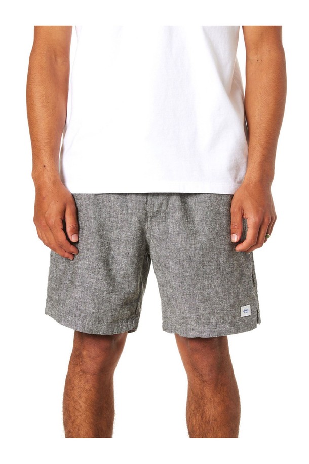 이사야 로컬 반바지는 블랙 워시 컬러의 남성용 반바지로, 봄, 여름 시즌에 캐주얼하게 착용하기 좋습니다. 면과 린넨 혼방 소재로 제작되어 부드러운 촉감을 자랑하며, 샴브레이 패턴과 스탠다드 레귤러핏으로 편안하게 연출 가능합니다. 사이드 슬릿, 앞면 포켓, 뒷면 웰트 포켓 디테일과 깔끔한 허리 밴드가 특징입니다.
