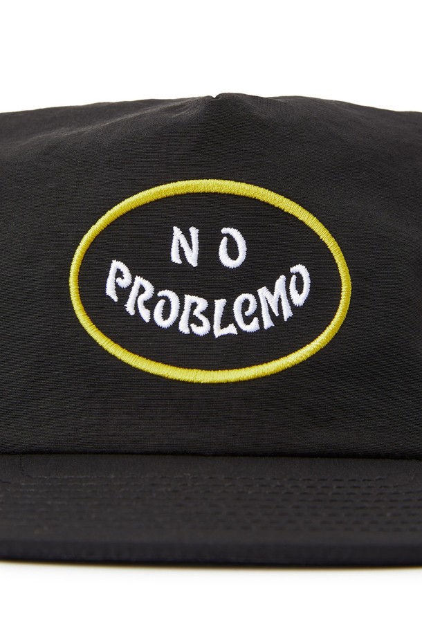 일상, 서핑, 비치웨어 등 다양한 용도로 활용하기 좋은 블랙 컬러의 SMILE 스냅백입니다. 봄, 여름에 어울리는 얇고 가벼운 나일론 소재로 제작되었으며, 7cm 챙넓이와 77cm 모자 깊이를 가지고 있습니다. 자수 장식이 돋보이며, 스냅백 조절이 가능합니다.
