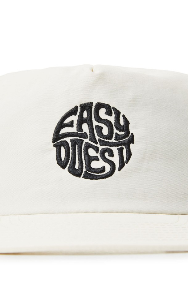 EASY EMBLEM 로고 자수가 돋보이는 화이트 컬러의 울 소재 스냅백입니다. 남녀 모두 착용하기 좋으며, 봄, 여름, 가을에 일상용으로 활용하기 좋습니다. 개성 있는 디자인으로 포인트를 줄 수 있습니다.
