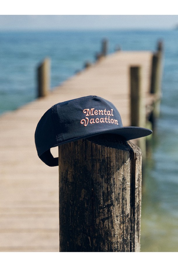 MENTAL VACTATION 스냅백은 가벼운 나일론 소재로 제작되어 사계절 내내 편안하게 착용 가능하며, 일상용으로 적합합니다. 화이트 컬러 바탕에 로고와 자수 디테일이 돋보이며, 7cm 챙넓이와 77cm의 모자 깊이로 스냅백 타입의 스타일리시함을 연출합니다. 남녀 공용으로 착용 가능합니다.
