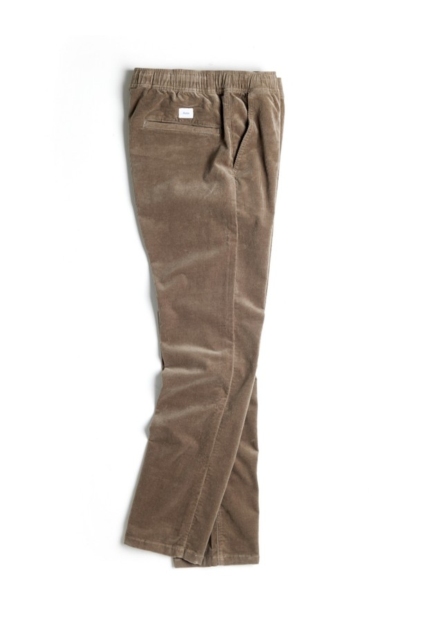 부드러운 코듀로이 소재로 제작된 다크 브라운 색상의 남성용 파이프라인 코듀로이 팬츠입니다. 슬림 스트레이트 핏으로 디자인되었으며, 허리 밴딩과 스트링으로 편안함을 더했습니다. 가을, 겨울 시즌에 캐주얼하게 활용하기 좋으며, 포켓 안감 보강과 내부 바이어스 테이프 마감 등 프리미엄 디테일이 돋보입니다.
