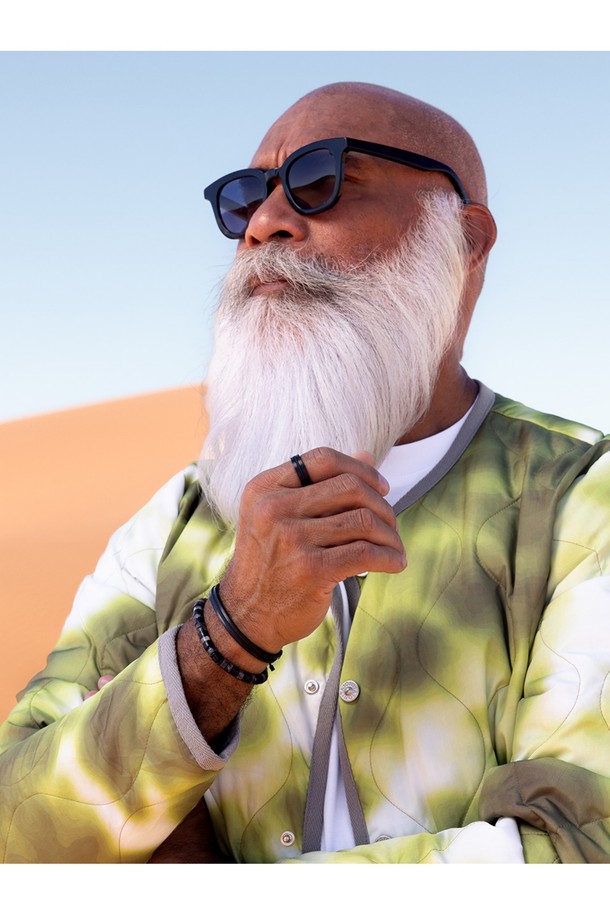 나바크 6 팔찌 - 블랙X블랙은 미니멀하고 모던한 스타일의 공용 팔찌입니다. 6mm 스테인리스 커프와 로프 소재, 블랙 컬러의 조화가 돋보이며, 방수, 내식성, 내구성을 갖춘 제품입니다. 뱅글 스타일로 제작되었으며, 손바느질 마감, 브랜드 각인, 새클 및 매듭 디자인이 특징입니다.
