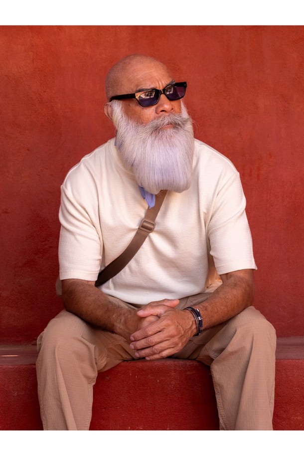 네이비 색상의 1.8mm 로프와 실버 색상의 6mm 스테인리스 스틸 프레임으로 제작된 나바크 6 팔찌입니다. 고급 스테인리스 스틸 프레임은 내식성이 뛰어나며, 핸드 스티치 및 매듭 구조로 제작되어 내구성이 뛰어납니다. 착용자의 손목에 맞게 조절 가능하며, 레이어드하여 착용할 수 있는 미니멀한 디자인으로 일상생활은 물론 마린 스포츠 활동에도 잘 어울립니다.
