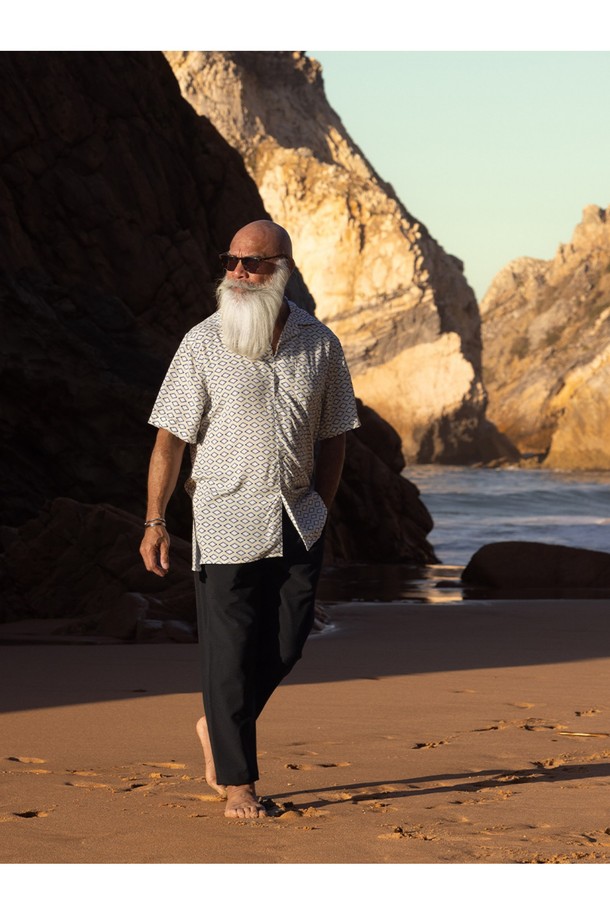 카테나 베니션 팔찌는 네이비 컬러의 마린 로프와 실버 스테인리스스틸 체인의 조화가 돋보이는 공용 팔찌입니다. 5mm 두께의 박스 체인 패턴과 로고 각인 디테일이 세련된 디자인을 완성하며, T-클라스프 잠금장치와 수작업 매듭 마감으로 견고함을 더했습니다. 방수 및 내식성이 뛰어나 해양 스포츠에도 적합하며, 레이어드하여 다양한 스타일을 연출할 수 있습니다.
