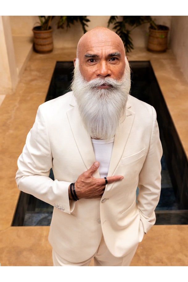 블랙 색상의 카테나 폭스테일 팔찌는 316L 스테인리스 스틸 체인과 마린급 로프 소재를 사용해 제작되었으며, 땀과 염분에 강한 방수 및 내식성 기능이 뛰어납니다. 손바느질 매듭 마감으로 견고함을 더하고 브랜드 레터링 각인을 새겨 포인트를 주었으며, 시계나 다른 팔찌와 레이어드하여 스타일을 연출할 수 있습니다. 미니멀하고 모던한 무드를 담아 일상에서 부담 없이 착용하기 좋은 공용 팔찌입니다.
