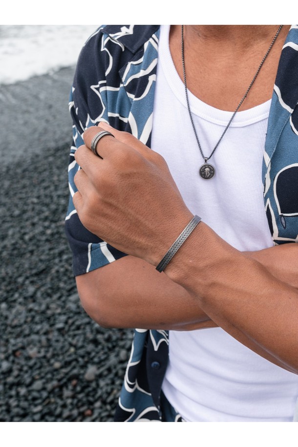 나바크 6 반지는 아미X빈티지, 블랙X블랙, 네이비X실버 3가지 색상으로 출시되었으며, 스테인리스 스틸과 선박용 로프를 사용하여 견고하게 제작되었습니다. 이중 디자인과 브랜드 레터링 각인이 돋보이며, 바닷물 및 염도 내구성을 갖춰 색상 변색 없이 오랫동안 착용할 수 있습니다. 수작업으로 제작되어 높은 퀄리티를 자랑하며, 단독 또는 레이어드 착용 모두 가능하며, 고급 우드 케이스에 담겨 제공됩니다.
