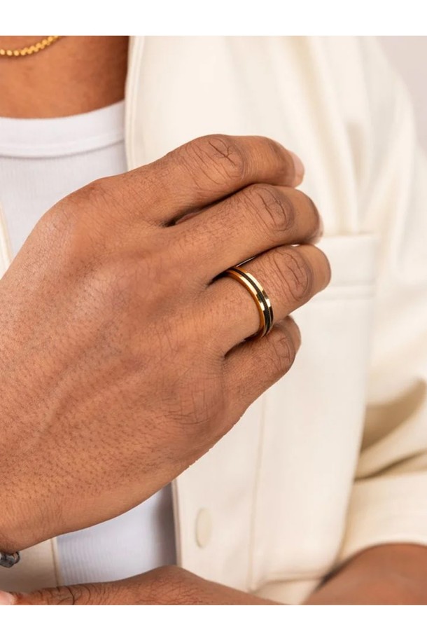 네이비 로프와 실버 스퀘어 디자인의 나바크 4 반지입니다. 네덜란드 선원 생존 상징을 모티브로, 돼지와 닭 모티브, 브랜드 레터링 각인이 특징이며, 19호와 21호 사이즈로 제공됩니다. 스테인리스스틸과 로프 소재로 제작되어 해수, 땀, 변색에 강하며, 해양/항해 컨셉의 방수 기능을 갖춘 수제작 반지로, 우드 케이스에 담겨 선물용으로도 좋습니다.
