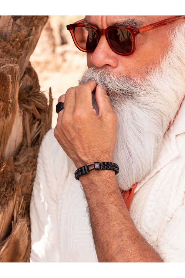 블랙 색상의 시그넷 16 클래식 반지는 316L 스테인리스 스틸 소재로 제작되어 내구성과 내수성이 뛰어납니다. 심플한 실루엣과 브랜드 레터링 디자인 장식이 특징이며, 데일리 포인트 액세서리로 활용하기 좋습니다. 땀과 염수에 강해 색상 유지력이 우수하며, 남녀 공용으로 착용 가능합니다.
