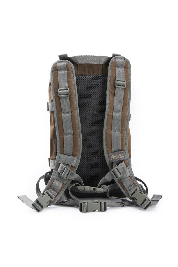 IMBS 태스크 포스 백팩은 왁스 브라운 컬러의 남성용 백팩입니다. 15L 미디엄 사이즈로, 나일론과 폴리우레탄 소재를 사용하여 제작되었습니다. 방수 및 생활 방수 기능을 갖춰 일상, 여행, 하이킹, 아웃도어 활동에 적합하며, MOLLE 시스템, 모듈형 디자인, 다중 수납공간, 하이드레이션 블래더 수납공간 등 다양한 특징을 제공합니다. 지퍼형과 벨크로형 잠금 방식을 채택했으며, 캐주얼, 고프코어, 미니멀 스타일의 여행룩과 캠핑룩에 잘 어울립니다.
