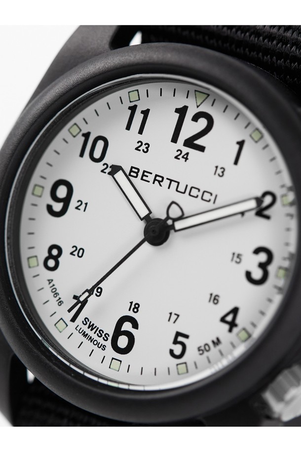 DX3 필드시계 11039는 아웃도어, 군용/택티컬, 일상생활에 적합한 유니섹스 시계입니다. 40mm 크기의 블랙 컬러 카본 파이버 및 나일론 소재 케이스로 제작되었으며, 쿼츠 무브먼트와 50M 방수 기능을 갖췄습니다. 22mm 너비의 NATO 스트랩, 4시 방향 크라운, 24시간 군용 시간 표시, Super-LumiNova 야광 마커, 교체 가능한 스트랩 등, 밀리터리 감성을 더한 다양한 기능들이 특징입니다. 무게는 25g이며, 3년 배터리 수명과 스크류 백 케이스를 통해 뛰어난 내구성을 자랑합니다. 여행룩, 캠핑룩, 캐주얼, 고프코어, 워크웨어 스타일을 즐기는 분들께 추천합니다.
