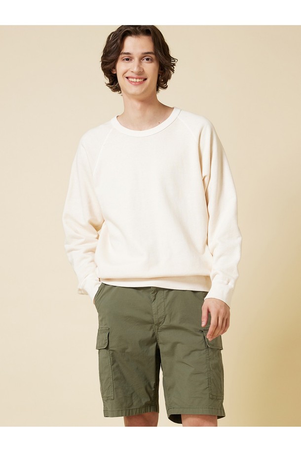 피그먼트 다잉 헤비코튼 맨투맨 - 네츄럴은 9oz 프렌치 테리 원단으로 제작되어 두꺼운 두께감과 부드러운 촉감을 자랑합니다. 피그먼트 다잉 처리로 자연스러운 에이징 효과를 더해 빈티지한 멋을 살렸으며, 라운드넥에 스탠다드핏으로 편안한 착용감을 선사합니다. 겨드랑이 가셋 크로치 디테일과 립 원단 적용으로 활동성을 높였으며, 4-니들 플랫 심, 2-니들 커버 심 봉제로 튼튼함을 더했습니다. 봄, 가을, 겨울, 겨울 데일리룩, 캐주얼, 미니멀, 클래식 스타일을 연출하기에 적합한 기본 아이템입니다.
