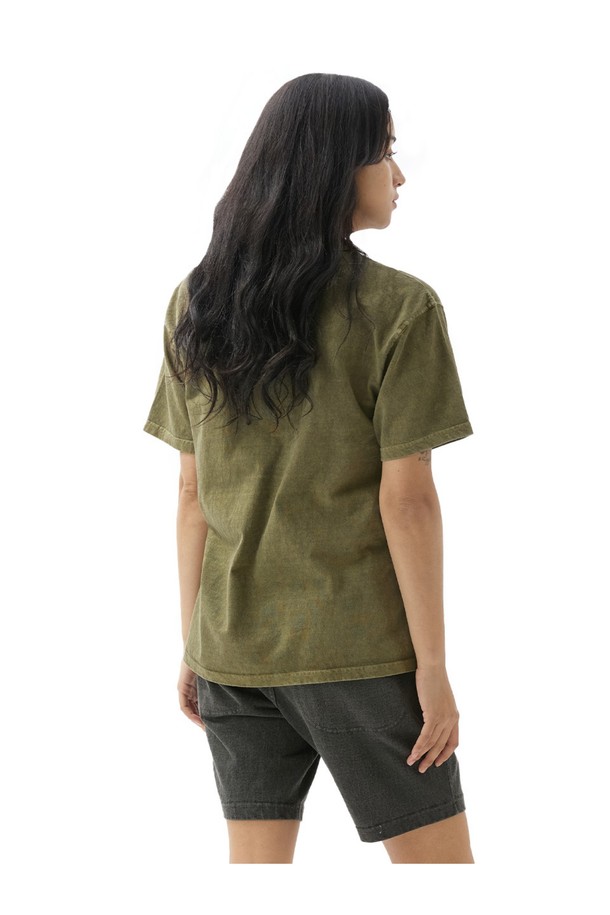 헨리넥 반팔 티셔츠 - 피그먼트 세이지는 부드러운 면 소재로 제작되어 편안한 착용감을 선사합니다. 베이직하고 캐주얼한 스타일로 일상에서 활용하기 좋으며, 봄, 여름 시즌에 적합합니다. 레귤러 핏에 헨리넥 디자인으로, 튜브형 바디 구조와 옆선 없는 봉제 방식이 특징입니다. 피그먼트 염색 기법을 사용하여 자연스러운 색감과 빈티지한 분위기를 연출하며, 세탁과 착용에 따라 은은하게 색상이 변화합니다. 동네 마실룩, 산책룩 등 캐주얼, 미니멀, 클래식 스타일을 즐겨 입는 분들께 추천합니다.
