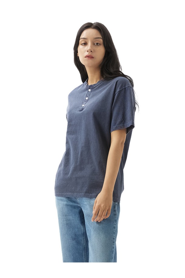 피그먼트 네이비 컬러의 헨리넥 반팔 티셔츠입니다. 면 소재로 제작되어 부드러운 촉감을 자랑하며, 봄, 여름 시즌에 적합합니다.  레귤러 핏으로 편안하게 착용 가능하며, 튜브형 바디 구조와 2바늘 커버스티치 공법으로 제작되어 내구성을 높였습니다. 베이직하고 캐주얼한 스타일로 일상복은 물론, 동네 마실룩과 여행룩에도 잘 어울립니다. 이너 또는 아우터로 활용하여 다양한 스타일을 연출해보세요.
