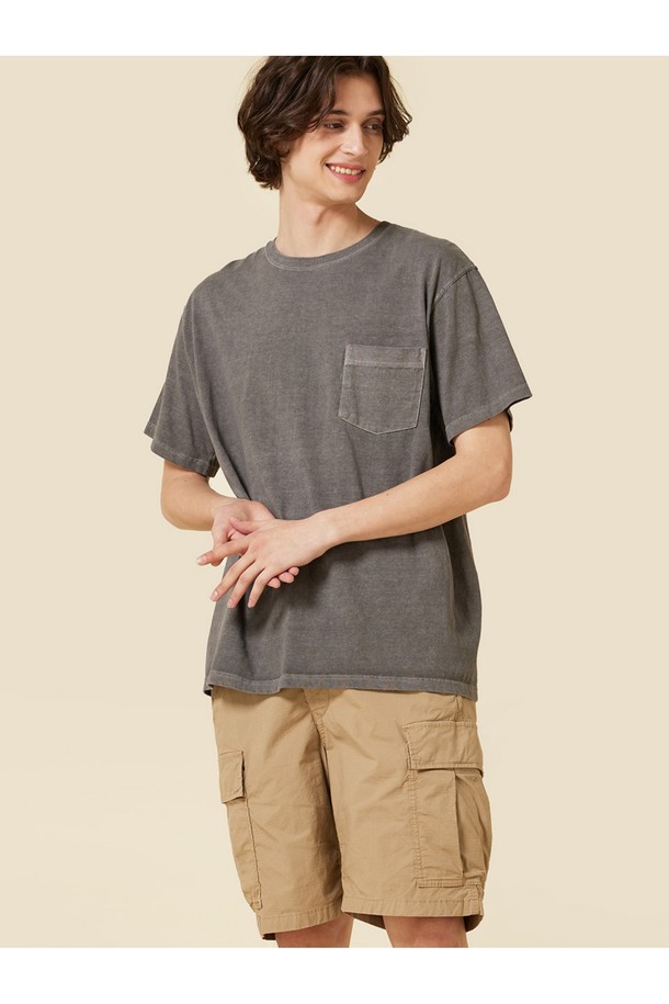 부드러운 촉감의 USA 코튼 5.5oz 저지 원단으로 제작된 피그먼트 다잉 포켓 반팔 티셔츠입니다. 자연스러운 에이징 효과를 더하는 피그먼트 다잉 염색과 튜브형 바디, 포켓 디테일이 특징이며, 라운드넥과 레귤러핏으로 편안한 착용감을 제공합니다. 목과 어깨 테이핑 처리 및 2 니들 커버스팀 봉제로 내구성을 높인 데일리, 이너웨어, 아우터용 그레이 컬러 반팔 티셔츠입니다.
