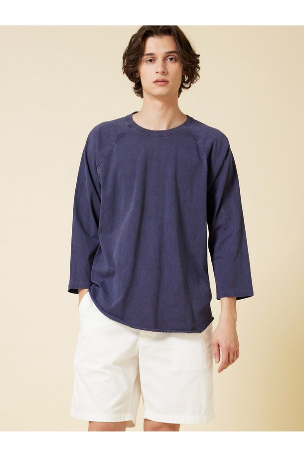 네이비 컬러의 피그먼트 다잉 베이스볼 티셔츠입니다. 부드러운 면 소재에 자연스러운 에이징을 더하는 피그먼트 염색 기법을 사용하여 빈티지한 매력을 선사합니다. 라글란 슬리브와 9부 소매 기장, 스탠다드핏으로 편안한 착용감을 제공하며, 튜브 바디 구조와 2 니들 커버스티치 봉제로 튼튼하게 제작되었습니다.
