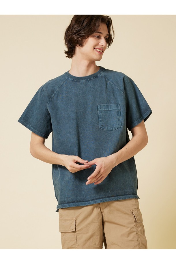 9oz 헤비코튼 소재로 제작되어 튼튼하고 부드러운 착용감을 자랑하는 피그먼트 다잉 포켓 반팔 티셔츠입니다. 슬레이트 컬러를 포함한 다채로운 색상과 베이직한 디자인으로 일상에서 폭넓게 활용할 수 있습니다. 라운드넥, 레귤러핏, 반소매 기장에 가슴 포켓 디테일과 사이드 벤트, 넥테이프 보강, 앞뒤 기장 차이 등의 섬세한 디테일이 돋보입니다.
