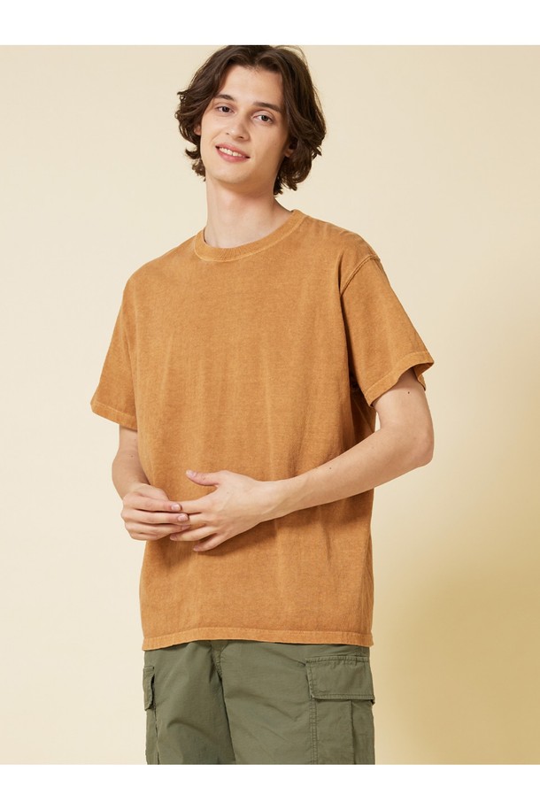 부드러운 면 소재의 피그먼트 다잉 기법으로 제작되어 자연스러운 컬러감을 연출하는 모카 색상의 반팔 티셔츠입니다. 얇은 두께감으로 봄, 여름철 시원하게 착용할 수 있으며, 레귤러핏으로 편안한 착용감을 선사합니다. 2바늘 커버스티치 공법과 튜브형 바디 구조, 넥라인 변형 방지 보강으로 내구성을 높였으며, 워싱 시 자연스러운 에이징 효과를 즐길 수 있습니다.
