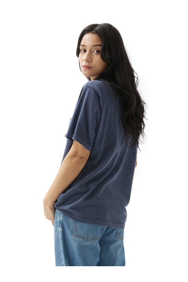 피그먼트 네이비 컬러의 오픈 카라 반팔 셔츠입니다. 부드러운 면 소재에 스탠다드 핏으로 제작되어 편안한 착용감을 선사하며, 일상복으로 활용하기 좋습니다. 2바늘 커버스티치 봉제와 목/어깨 보강 테이프로 내구성을 높였으며, 세탁과 착용을 통해 자연스러운 에이징 효과를 즐길 수 있습니다.
