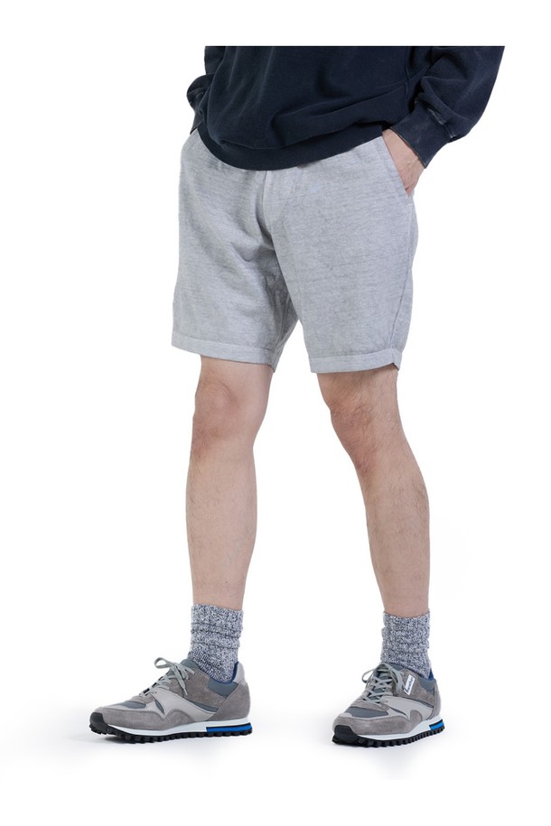 9oz 헤비 저지 원단으로 제작된 피그먼트 애쉬 색상의 트레블 반바지입니다. 견고한 촉감과 루즈핏, 테이퍼드 핏의 조화가 돋보이며, 앞면 사선 포켓과 뒷면 힙 포켓으로 실용성을 더했습니다. 드로우스트링 밴딩과 바인딩 립 디테일, 피그먼트 염색으로 자연스러운 에이징 효과를 느낄 수 있는 캐주얼 반바지입니다.
