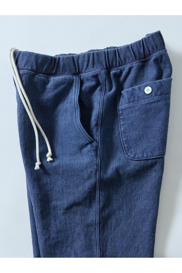 피그먼트 다잉 기법으로 제작된 헤비 코튼 데일리 팬츠 - 네이비입니다. 부드러운 촉감의 프렌치 테리 원단을 사용하여 편안한 착용감을 선사하며, 봄, 가을, 겨울 세 계절 모두 활용 가능합니다. 허리 밴딩과 드로우스트링으로 편안한 착용감을 제공하며, 레귤러핏으로 제작되어 어떤 스타일에도 잘 어울립니다. 넉넉한 두께감으로 보온성을 높였으며, 사이드 포켓과 백 포켓이 있어 실용성을 더했습니다. 편안한 동네 마실룩, 집콕룩, 겨울 데일리룩을 완성해보세요.
