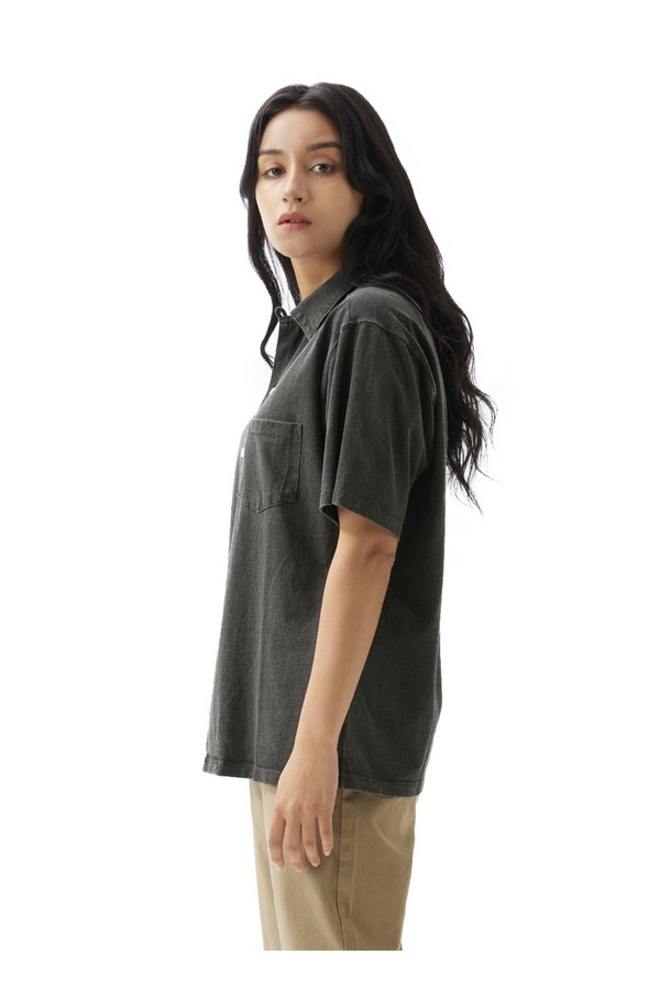 부드러운 면 소재의 오픈 카라 반팔 셔츠입니다. 피그먼트 염색 가공을 통해 빈티지한 색감을 살렸으며, 세탁할수록 자연스러운 멋을 더합니다. 스탠다드핏으로 편안하게 착용 가능하며, 2바늘 커버스티치 봉제와 목, 어깨 테이프 보강으로 내구성을 높였습니다.
