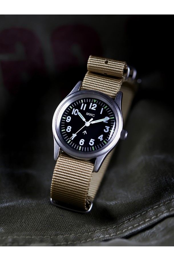 베트남전 당시 미군 시계의 영국군 버전인 실버X데저트 시계는 밀리터리 및 아웃도어 활동에 적합하며, 33mm 합금강 케이스와 18mm 나토 스트랩으로 제작되었습니다. 미요타 2036 쿼츠 무브먼트를 사용하고 3기압 방수 기능을 갖춘 이 남성용 시계는 플렉시글라스 크리스탈과 슈퍼 루미노바 야광 마커를 특징으로 합니다. 클래식한 밀리터리 스타일의 이 시계는 실버 색상의 케이스와 베이지 색상의 나토 스트랩이 조화를 이루며, 12시간제 다이얼과 스냅백 케이스 디자인을 갖추고 있습니다.
