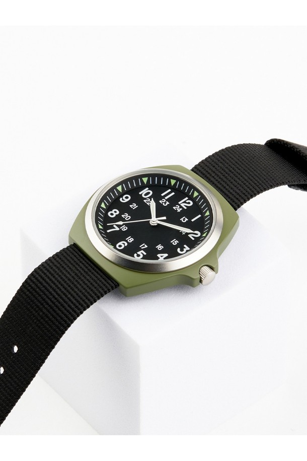 이라크전 시대를 재현한 올리브 색상과 블랙 색상의 밀리터리 필드 워치입니다. 남녀 모두 착용 가능하며, 38mm 케이스와 합금강 소재, 강화 미네랄 글라스를 사용했습니다. 미요타 2036 쿼츠 무브먼트, 슈퍼 루미노바 야광 기능, 3기압 방수를 지원하며 NATO 스트랩(18mm)을 사용했습니다.
