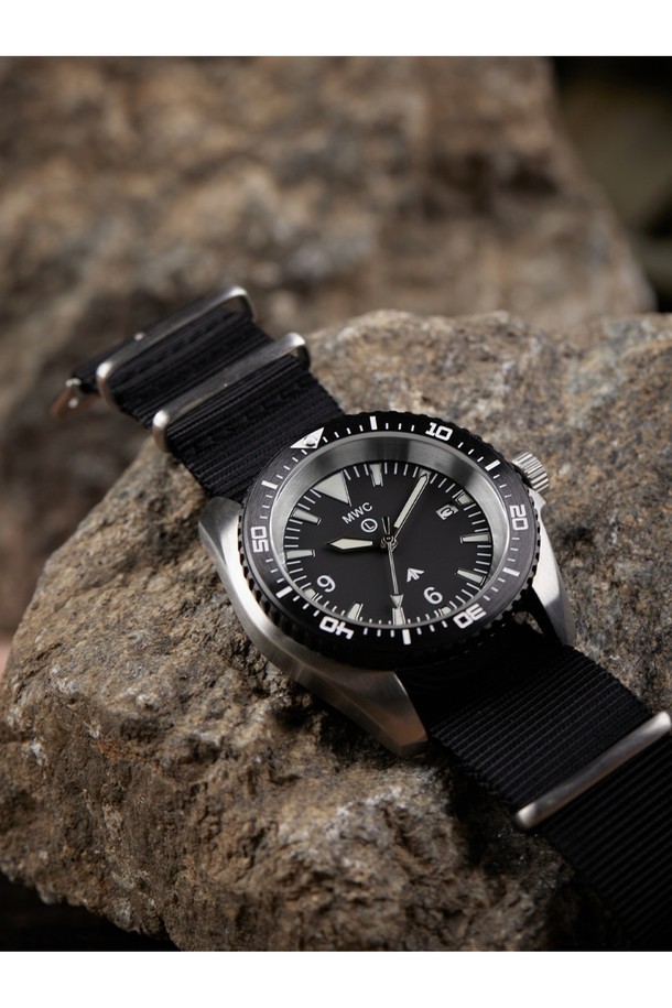 오토매틱 헤비듀티 KSK 다이버 30BAR는 남성을 위한 다이버 시계로, 스테인리스 스틸, 사파이어 크리스탈, 세라믹, 나토 스트랩 소재로 제작되었으며 실버 및 블랙 색상으로 제공됩니다. 48mm 케이스 직경에 30BAR(300m) 방수를 지원하며 NH35A 오토매틱 무브먼트를 탑재, 자동감김, 방수, 야광, 해킹 기능, 회전 베젤, 스크류다운 크라운, 크라운 가드 기능을 제공합니다. 밀리터리 및 스포티 스타일을 갖춘 이 시계는 다이빙, 수중 활동, 군사용으로 적합하며, 41시간 파워리저브, 반사방지 사파이어 크리스탈, 단방향 회전 베젤, 스크류백 케이스가 특징입니다.
