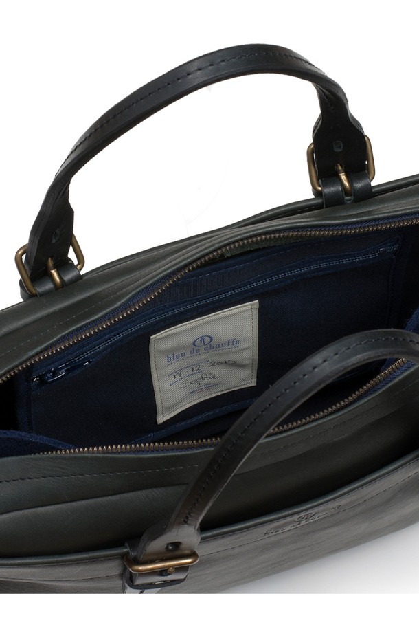 세련된 남성을 위한 폴더 브리프케이스 - 누아르 블랙입니다. 소가죽, 펠트, 면의 고급 소재 조합으로 제작되었으며, 라지 사이즈에 무지 패턴으로 심플함을 더했습니다. 내구성이 뛰어난 YKK Excella 프리미엄 지퍼와 버클, 다수의 수납공간, 태블릿/노트북 수납이 가능한 모듈형 시스템을 갖춰 실용성을 높였으며, 탈부착 가능한 패딩 어깨끈으로 편안한 착용감을 제공합니다.
