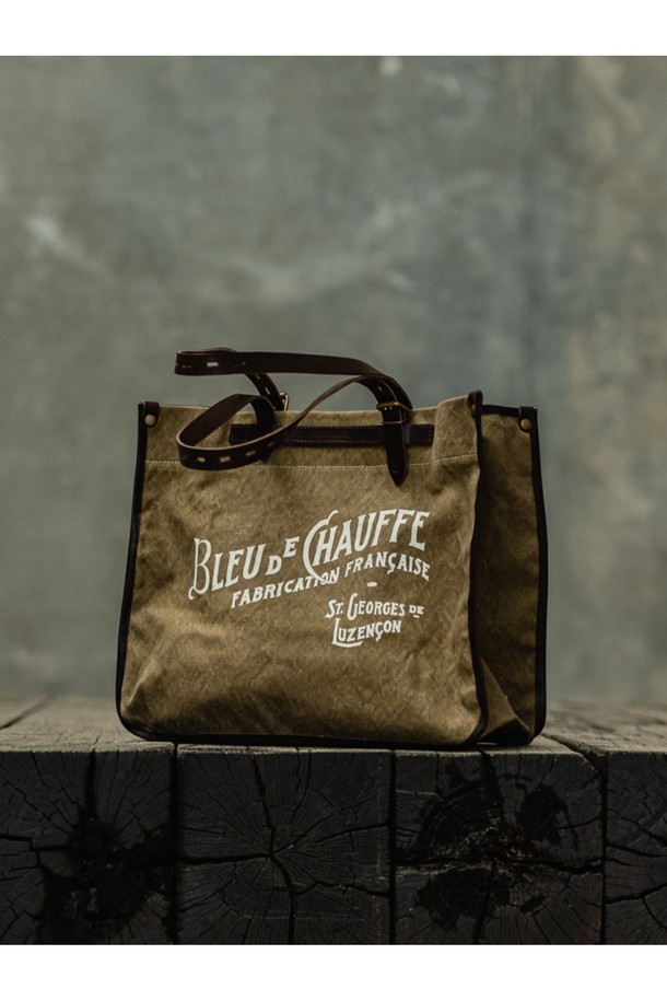 바자 토트백 스톤워시 캔버스 - 카키는 유기농 면 소재에 스톤워싱으로 빈티지한 매력을 더했으며, 남녀 모두에게 잘 어울리는 디자인입니다. 넉넉한 라지 사이즈(L 40 x H 35 x W 18cm)로 17인치 노트북 수납이 가능하고, 내부에 지퍼 포켓, 2개의 폴딩 포켓, 4개의 패치 포켓 등 다양한 수납공간을 제공하여 일상과 비즈니스 모두에 유용합니다. 튼튼한 캔버스와 소가죽 소재, YKK 지퍼, 황동 하드웨어를 사용한 핸드메이드 제품으로, 모듈형 시스템과 스트랩, 스냅버튼 및 지퍼형 잠금 방식으로 실용성을 더했습니다.
