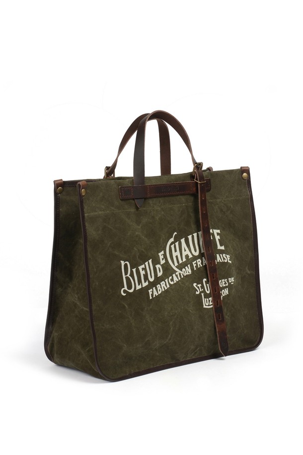 다크 카키 색상의 바자 토트백은 스톤워시 가공된 캔버스와 소가죽 소재로 제작되었으며, 남녀 모두에게 잘 어울립니다. 라지 사이즈의 사각 토트백은 내부에 지퍼 포켓이 있으며, 탈부착 가능한 모듈과 스냅 버튼 잠금 방식으로 디자인되었습니다. 노트북 수납이 가능하며 일상 및 비즈니스 용도로 활용하기 좋고, 내구성이 강한 소재와 고급 하드웨어를 사용하여 제작된 로고 패턴의 토트백입니다.
