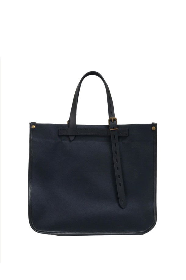 빈티지한 무드의 바자 토트백 - 누아르 블랙은 소가죽 소재의 미디엄 사이즈 토트백입니다. 사각 형태에 지퍼형 잠금 방식이며, 내부에 수납공간이 있어 일상 및 여행 시 유용하게 사용할 수 있습니다. 클래식한 로고 패턴이 돋보이는 이 토트백은 프랑스에서 제작되었습니다.
