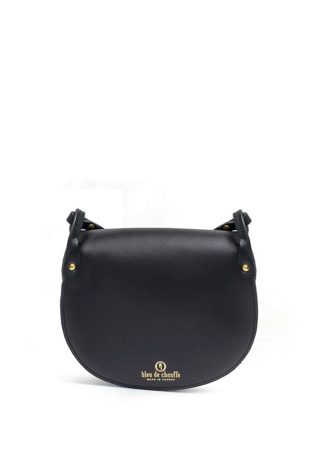 다이앤 새들백 M - 누아르 블랙은 출근룩, 비즈니스 캐주얼, 모임룩에 모두 잘 어울리는 남성용 새들백입니다. 클래식, 미니멀, 시크 스타일을 추구하는 남성에게 적합하며, 부드러운 소가죽 소재로 제작되어 고급스러운 질감을 선사합니다. 가방은 무지 패턴의 블랙 컬러에 버클 장식으로 포인트를 더했으며, 반원 형태의 디자인과 마그네틱형 잠금 방식으로 실용성을 높였습니다. 내부에는 분리 수납이 가능한 구조와 YKK 지퍼를 적용하여 수납력을 강화했으며, 식물성 태닝 가죽, 유기농 면 내부, 황동 하드웨어를 사용하여 섬세하게 제작되었습니다.
