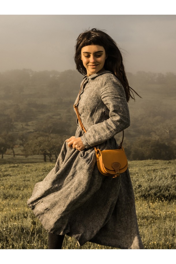 다이앤 새들백 M - 미엘은 클래식한 무드를 자아내는 남성용 새들백입니다. 블랙과 러스트 컬러로 출시되었으며, 식물성 태닝 처리된 풀그레인 소가죽 소재로 제작되어 자연스러운 가죽 질감을 느낄 수 있습니다. 내부에는 유기농 면을 사용하여 편안함을 더했으며, 황동 하드웨어와 YKK 지퍼, 수작업 마감으로 디테일을 높였습니다. 반원 형태의 디자인에 버클과 자수 장식이 포인트로, 출근룩, 비즈니스 캐주얼, 모임룩 등 다양한 TPO에 시크하고 미니멀한 스타일을 더해줍니다.
