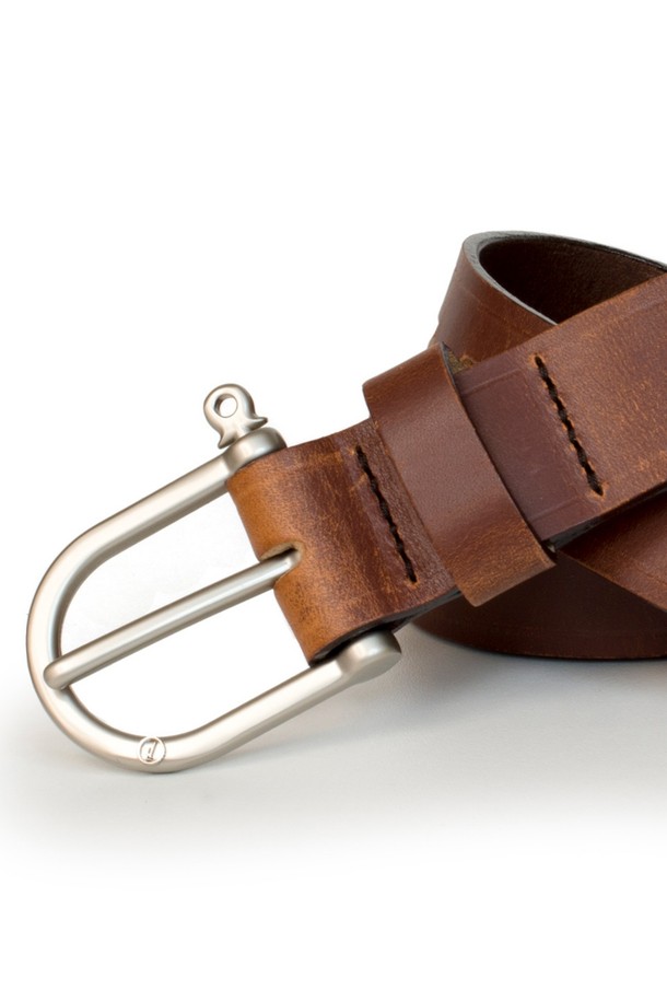 다크 브라운 컬러의 마닐 벨트는 남녀 모두 착용 가능한 소가죽 벨트입니다. 식물성 태닝 처리된 풀그레인 가죽과 황동 버클, 그리고 수작업으로 제작되어 고급스러움을 더하며, 사이즈 조절 기능으로 M, L, XL 사이즈 선택이 가능합니다. 시간이 지날수록 자연스러운 에이징을 경험할 수 있으며, 장인의 서명과 제작일자가 각인된 특별함과 고품질 하드웨어 마감이 돋보이는 버클형 벨트입니다.
