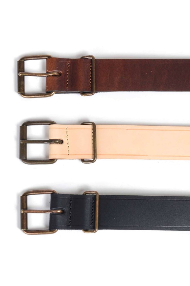 프레드 벨트 - 누아르 블랙은 식물성 태닝 처리된 풀그레인 소가죽으로 제작되어 뛰어난 내구성과 자연스러운 가죽 무늬를 자랑합니다. 빈티지 스타일 버클과 황동 하드웨어, 수작업으로 완성된 섬세함이 돋보이며, 시간이 지날수록 멋스러운 패티나가 더해져 특별한 가치를 선사합니다. M, L, XL 세 가지 사이즈로 제공되며, 블랙과 다크브라운 두 가지 컬러 옵션으로 만나볼 수 있습니다.
