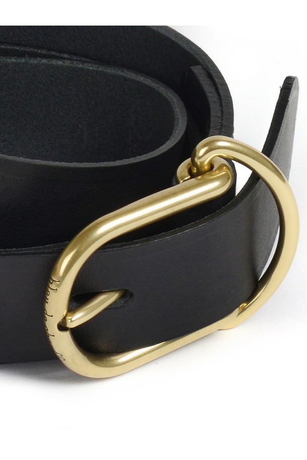 망셰트 벨트 30mm - 누아르 블랙은 남녀 공용으로 착용 가능한 클래식하고 미니멀한 디자인의 벨트입니다. 베지터블 풀그레인 소가죽 소재로 제작되어 부드러운 촉감과 두꺼운 두께감을 자랑하며, 버클형 잠금 방식으로 사이즈 조절이 용이합니다. 블랙 컬러에 무지 패턴으로 어떤 스타일에도 잘 어울리며, 황동 하드웨어와 수작업, 장인 사인이 더해져 고급스러움을 더합니다. 일상생활에서 폭넓게 활용할 수 있는, 소장 가치를 높이는 벨트입니다.
