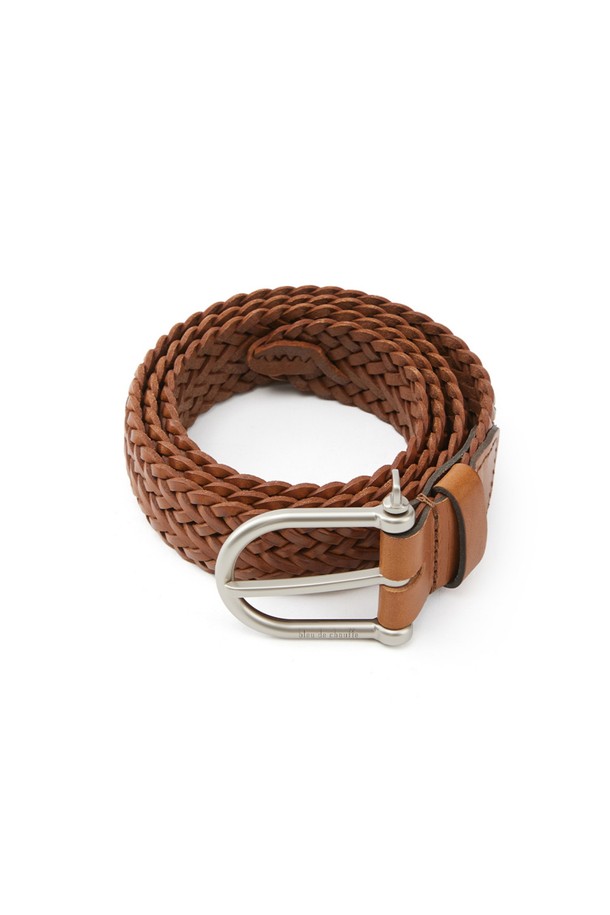 마닐 브레이디드 벨트 - 꼬냑은 식물성 태닝 처리된 풀그레인 소가죽으로 제작되어 빈티지한 멋을 자아냅니다. 브레이디드 패턴과 꼬냑 컬러가 세련된 조화를 이루며, 황동 하드웨어 버클과 로고 디테일이 고급스러움을 더합니다. 시간이 지날수록 자연스러운 파티나가 형성되어 더욱 멋스러운 스타일을 연출하며, 젖었을 때는 그늘에서 자연 건조하고 가죽 크림으로 관리하여 오래도록 사용할 수 있습니다.
