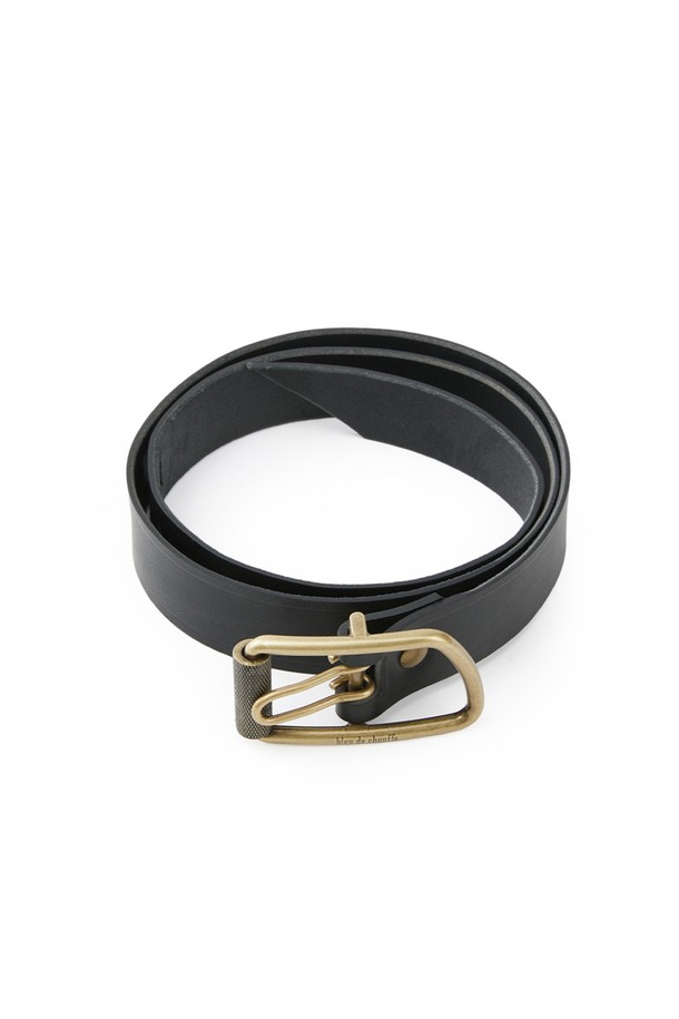 마일론 벨트 - 누아르 블랙은 식물성 태닝 처리된 풀그레인 소가죽으로 수작업 제작된 벨트입니다. 버클 잠금 방식과 로고 및 기요쉬 패턴 엠보싱이 특징이며, 장인의 서명과 황동 하드웨어, 자연스러운 가죽 무늬가 고급스러움을 더합니다. M, L, XL 세 가지 사이즈로 제공되며, 시간이 지날수록 파티나가 형성되어 더욱 멋스러운 연출이 가능하며, 정기적인 가죽 크림 관리를 권장합니다.
