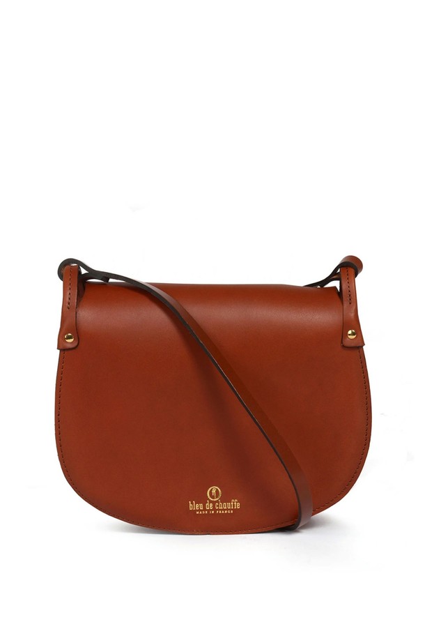 다이앤 새들백 L - 러스트는 클래식, 미니멀, 시크 스타일을 추구하는 여성 고객을 위한 라지 사이즈의 소가죽 새들백입니다. 러스트 컬러의 무지 디자인으로, 데이트룩, 쇼핑룩, 모임룩 등 다양한 TPO에 잘 어울립니다. 식물성 태닝 가죽과 유기농 면 내부, 황동 하드웨어, YKK 지퍼, 마그네틱형 잠금 방식으로 고급스러움을 더했습니다. 반원 모양의 가방은 사이즈 조절 및 손잡이 기능을 갖추었으며, 내부 분리 가능한 면 지퍼 포켓, 전면 및 후면 포켓, 7개의 지퍼 포켓, 2개의 접이식 포켓, 4개의 패치 포켓으로 수납력을 높였습니다. 수작업으로 제작된 모듈형 내부 구성은 실용성을 더합니다.
